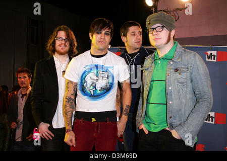 (Dpa) - Mitglieder der Punk-Rock-Band "Fall Out Boy", Andrew Hurley (L-R), Pete Wentz, Joseph Trohman und Patrick Stump, kommen für die VH1 Big in 2005 Preisverleihung in den Sony Studios in Los Angeles, USA, 3. Dezember 2005. Foto: Hubert Boesl Stockfoto