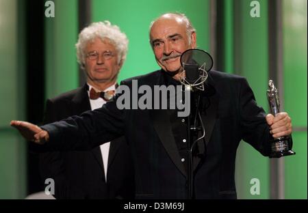 (Dpa) - britische Schauspieler Sean Connery erhält der European Film Academy sein Lebenswerk Regisseur Jean-Jacques Annaud, die Auszeichnung übergab im Hintergrund während der 18. European Film Academy Awards-Zeremonie in Berlin, Deutschland, 3. Dezember 2005 steht. Der European Film Academy Award wurde in 17 Kategorien verliehen. Foto: Marcus Brandt Stockfoto