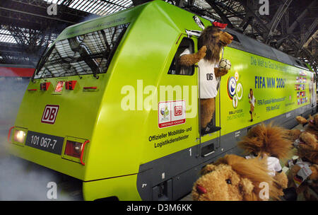 (Dpa) - FIFA-Maskottchen Goleo VI kommt mit dem offiziellen FIFA World Cup 2006-Zug am Hauptbahnhof in Leipzig, Deutschland, Mittwoch, 7. Dezember 2005. Die Deutsch Bahn AG (DB) ist einer der sechs nationalen Förderer der WM in Deutschland und präsentiert den Motor mit den Logos von der FIFA WM 2006 in Leipzig zusammen mit Goleo heute, Freitag. Der Motor der Baureihe 101 Stockfoto