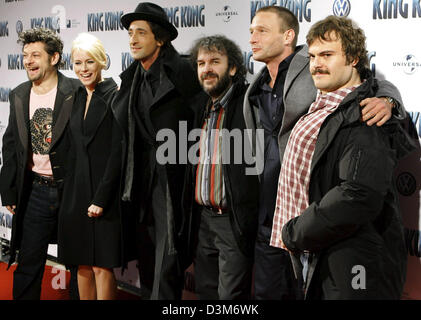 (Dpa) - Regisseur Peter Jackson (3. v. R) und Schauspieler Andy Serkis, Naomi Watts, Adrien Brody, Thomas Kretschmann und Jack Black (L-R) darstellen, während der Europäische Film Premiere Zeremonie von "King Kong" im Kino am Postsdamer Platz in Berlin, Deutschland, Mittwoch, 7. Dezember 2005. Mit 207 Millionen Euro entfallen die Kosten für das Remake des klassischen Films 1933. Der Film wird b Stockfoto