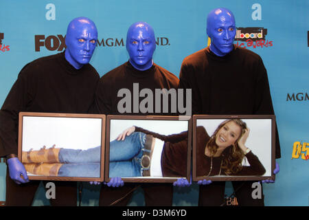 (Dpa) - halten Mitglieder der "Blue Man Group" Bildschirme zeigen Jessica Alba bei den Billboard Music Awards 2005 im MGM Grand Hotel in Las Vegas, USA, 6. Dezember 2005 zeigen. Foto: Hubert Boesl Stockfoto