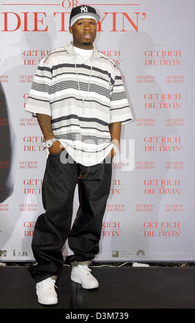 (Dpa) - US-amerikanischer Hip-hop-Musiker Curtis "50 Cent" Jackson stellt bei einem Fotoshooting in Berlin, Deutschland, Freitag, 9. Dezember 2005. Der berühmte Rapper ist der Hauptdarsteller in dem Film "Get Rich or Die Tryin ' in den Kinos ab 12. Januar 2006. Foto: Bernd Settnik Stockfoto
