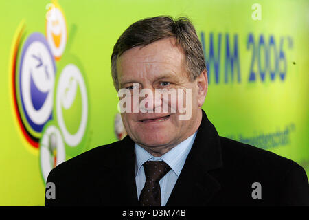 (Dpa) - Hartmut Mehdorn, Vorstandsvorsitzender der Deutschen Bahn AG (DB), posiert vor einer Lokomotive, mit dem WM-Logo am Hauptbahnhof in Leipzig, Deutschland, Samstag, 10. Dezember 2005. Die DB ist eine von insgesamt sechs deutschen Sponsoren der Fußball-WM 2006. Foto: Michael Hanschke Stockfoto