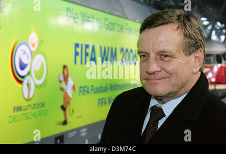 (Dpa) - Hartmut Mehdorn, Vorstandsvorsitzender der Deutschen Bahn AG (DB), posiert vor einer Lokomotive, mit dem WM-Logo am Hauptbahnhof in Leipzig, Deutschland, Samstag, 10. Dezember 2005. Die DB ist eine von insgesamt sechs deutschen Sponsoren der Fußball-WM 2006. Foto: Michael Hanschke Stockfoto