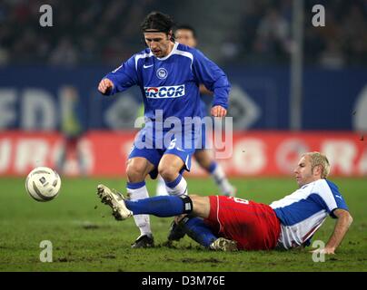 (Dpa) - kämpft Hamburgs Sergej Barbarez (unten) für den Ball mit Berlins Nico Kovac (L) während der Fußball-Bundesligaspiel Hamburger SV vs. Hertha BSC Berlin in der AOL Arena in Hamburg, Deutschland, 10. Dezember 2005. Hamburg 2: 1 gewonnen. Foto: Kay Nietfeld Stockfoto