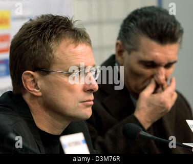 (Dpa) - Ralf Rangnick (L), Trainer des Fußball-club FC Schalke 04 und Schalke-Manager Rudi Assauer (R) sitzen nebeneinander auf einer Pressekonferenz nach das Team 1: 0-Sieg gegen FSV Mainz 05 in Gelsenkirchen, Deutschland, 10. Dezember 2005. Rangnick am 9. Dezember 2005 angekündigt, dass er nicht seinen Vertrag mit der Bundesliga-Klubs verlängert wird wenn sie am Ende des th ausgeht Stockfoto