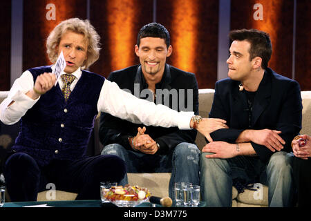 (Dpa) - German TV Host Thomas Gottschalk (L) Gespräche mit britischen pop-star Robbie Williams (R) und Fußballspieler Kevin Kuranyi (C) im deutschen TV show "Wetten, dass..?" ("Wetten, dass...?") in Düsseldorf, 10. Dezember 2005. Zahlreiche internationale Stars und deutsche Künstler gehörten zu den Gästen des Europas erfolgreichste TV-Show. Foto: Patrik Stollar Stockfoto