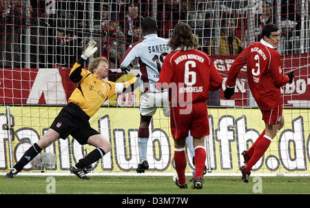 (Dpa) - Kaiserslautern Boubacar Sanogo (2. v. L) zielt darauf ab, für die 1: 1 gegen Münchens Torhüter Oliver Kahn (L) während München-Spieler Martin Demichelis und Lucio (R) nicht auf um ihn während der Fußball-Bundesliga zu stoppen können, FC Bayern München vs. 1. FC Kaiserslautern in der Allianzarena in München, Deutschland, 11. Dezember 2005 entsprechen. Foto: Matthias Schrader (Achtung: neue EMBARGO Bedingungen Stockfoto