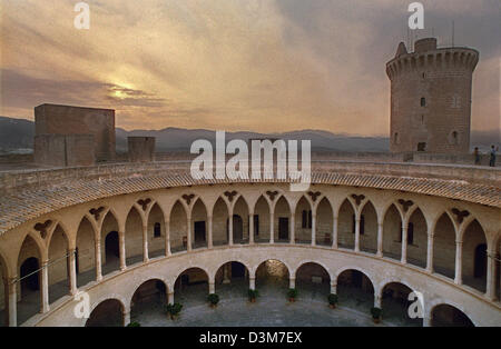 (Dpa-Datei) - The Belver Burg fotografiert während Sonnenuntergang in Palma, Spanien, 15. Juni 2004. Von der Festung, die im 1309 fertiggestellt wurde, hat man einen herrlichen Blick auf Palma und den Golf. Die kreisrunde Festung besitzt einen gotischen Arcade-Kreis gehen in seinem Inneren. Das Schloss einst ein Zufluchtsort für die Bevölkerung gegen die Überfälle der Piraten und Gefängnis für Adelige, Banditen und politische Gefangene. Phot Stockfoto