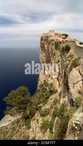 (Dpa-Datei) - das Bild zeigt einen Aussichtspunkt auf der Halbinsel Formentor, Spanien, 29. Juni 2004. Der Weg zum Cap de Formentor ist bekannt als einer der schönsten auf Mallorca. Befindet sich auf der Midway nach Formentor ist der abgebildete Aussichtspunkt "Mirador de Mal Pas" bietet einen wundervollen Anblick am steilen Küste der Insel. Foto: Thorsten Lang Stockfoto