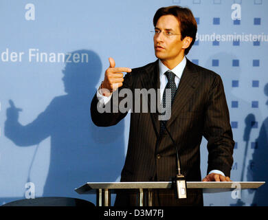 (Dpa) - spricht während einer Pressekonferenz im deutschen Finanzministerium in Berlin, Deutschland, 15. Dezember 2005 österreichische Finanzminister Karl-Heinz Grasser. Er informierte Journalisten über die Ergebnisse von seinem Treffen mit Bundesfinanzminister Steinbrueck während der Pressekonferenz. Thema des Vortrags war vor allem die Haltung beider Länder in Bezug auf die Finanzen der EU. Foto: S Stockfoto