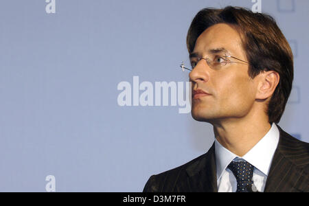 (Dpa) - fotografiert während einer Pressekonferenz im deutschen Finanzministerium in Berlin, Deutschland, 15. Dezember 2005 österreichische Finanzminister Karl-Heinz Grasser. Er informierte Journalisten über die Ergebnisse von seinem Treffen mit Bundesfinanzminister Steinbrueck während der Pressekonferenz. Thema des Vortrags war vor allem die Haltung beider Länder in Bezug auf die Finanzen der EU. P Stockfoto