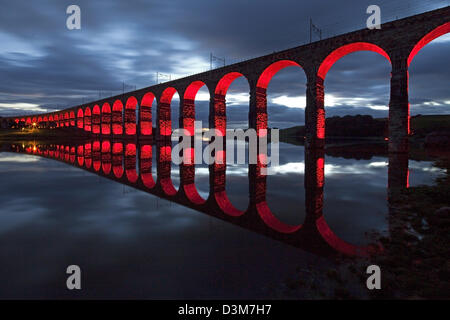 Die Royal Border Bridge in der Dämmerung, Berwick-upon-Tweed, Northumberland Stockfoto