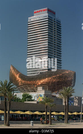 (Dpa-Dateien) - Fisch Bronze Skulptur (vorne) in Handarbeit von uns Architekten Bruce Graham und Gehry abgebildet vor dem Torre Mapfre Bürohochhaus von den spanischen Architekten Inigo Ortiz und Enrique de Leon am Olympischen Hafen in Barcelona, Spanien, 14. Juni 2002. Foto: Thorsten Lang Stockfoto