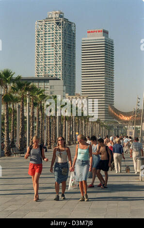 (Dpa-Dateien) - Bronze Skulptur (hinten, R) gefertigt von US-Architekten Bruce Graham und Gehry auf der Promenade "Passeig Maritim" im Bild mit "Hotels Arts Barcelona (L)" und die Torre Mapfre Bürohochhaus (C) auf der Promenade "Passeig Maritim" am Olympischen Hafen in Barcelona, Spanien, Fisch 14. Juni 2002. Foto: Thorsten Lang Stockfoto