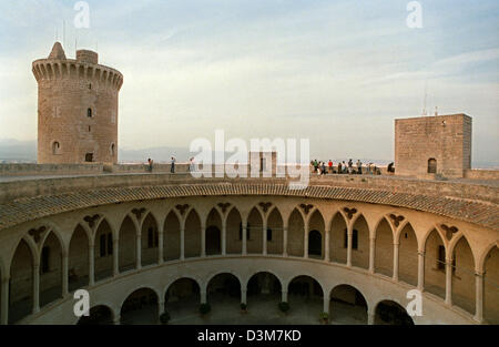 (Dpa-Datei) - Schloss Belver fotografiert während Sonnenuntergang in Palma, Spanien, 15. Juni 2004. Von der Festung, die im 1309 fertiggestellt wurde, hat man einen herrlichen Blick auf Palma und den Golf. Die kreisrunde Festung besitzt einen gotischen Arcade-Kreis gehen in seinem Inneren. Das Schloss einst ein Zufluchtsort für die Bevölkerung gegen die Überfälle der Piraten und Gefängnis für Adelige, Banditen und politische Gefangene. Foto: T Stockfoto