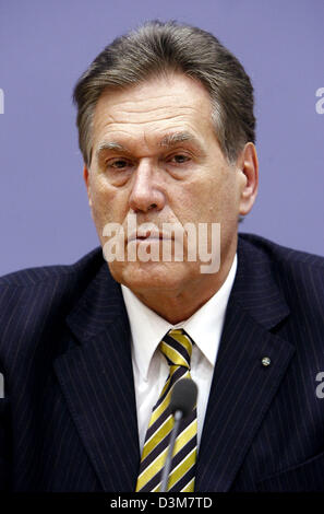 (Dpa) - Michael Glos, Bundesminister für Wirtschaft Antworten auf Fragen von Journalisten während einer Pressekonferenz in Berlin, Deutschland, Montag, 19. Dezember 2005. Die Politiker berichtete über die Ergebnisse der 6. der Welthandelsorganisation (WTO) Ministerkonferenz in Hong Kong. Foto: Marcel Mettelsiefen Stockfoto