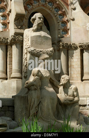 (Dpa-Dateien) - steht eine Statue, die katalanische Bankier Pau Gil über ein Mädchen und einen kränklichen Mann lehnt sich an eine Frau als Symbol Mercyfulness, platziert vor dem Hauptgebäude, das "Hospital de Santa Creu ich Sant Pau" in Barcelona, Spanien, 11. Juni 2005. Das Krankenhaus, gebaut im Art Nouveau Stil, wurde vom spanischen Architekten Lluis Domanech gebaut ich Montaner ich Stockfoto