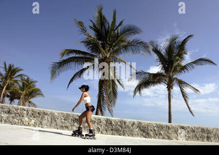 (Dpa) - das Bild zeigt eine Inline-Skater am Ocean Drive in South Beach Miami, USA, 14. Dezember 2005. Foto: Gero Breloer Stockfoto