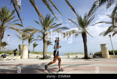 (Dpa) - das Bild zeigt eine Frau läuft am Ocean Drive in South Beach Miami, USA, 14. Dezember 2005. Foto: Gero Breloer Stockfoto