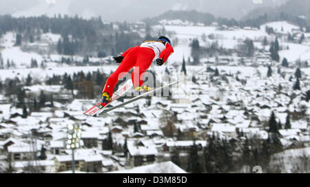 (Dpa) - ist in der finnischen Schanze Janne Ahonen Luft während der Vorrunde bei der 54. vier Hügel-Turnier auf der Schattenberg-Schanze in Oberstdorf, Deutschland, Mittwoch, 28. Dezember 2005. Foto: Peter Kneffel Stockfoto