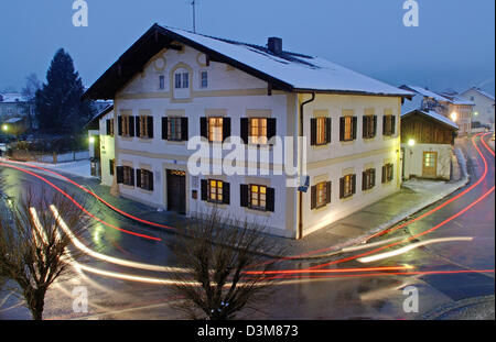 Das Bild zeigt (Dpa) - der Geburtsort von Papst Benedict XVI. ehemaliger Kardinaler Dekan Joseph Ratzinger in der Nacht in Bayern Marktl am Inn, Deutschland, 23. Dezember 2005. Ratzinger wurde am 19. April 1927 in diesem Haus geboren. Foto Armin Weigel Stockfoto