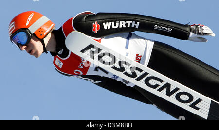 (Dpa) - deutscher Skispringer Michael Uhrmann fliegt von der Olympischen Sprungschanze in der Praxis für den 2. Sprung von der 54. Vierschanzentournee in Garmisch-Partenkirchen, Deutschland, 31. Dezember 2005. Foto: Peter Kneffel Stockfoto