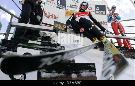 (Dpa) - bereitet deutscher Skispringer Michael Uhrmann auf seinem Sprung während der Praxis für den 2. Sprung von der 54. Vierschanzentournee in Garmisch-Partenkirchen, Deutschland, 31. Dezember 2005. Foto: Matthias Schrader Stockfoto