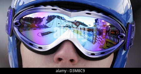 (Dpa) - Rande der Ski-Stadion und die Olympische Sprungschanze spiegeln sich in den Gläsern Finish Skispringer Janne Ahonen während der Praxis für den 2. Sprung von der 54. Vierschanzentournee in Garmisch-Partenkirchen, Deutschland, 31. Dezember 2005. Foto: Matthias Schrader Stockfoto