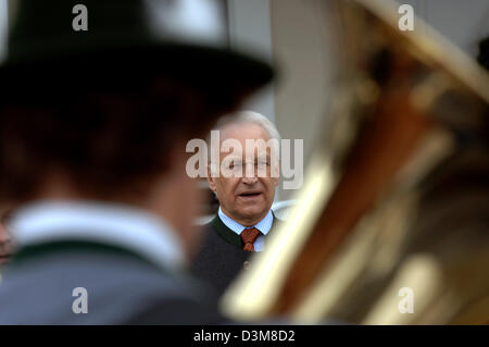 (Dpa) - Bayerns Ministerpräsident Edmund Stoiber hört die Stadt Band seiner Heimatstadt Wolfratshausen bei München, 1. Januar 2006. Eine Band spielt traditionell vor Stoibers Haus auf New Years Eve. Foto: Frank Leonhardt Stockfoto