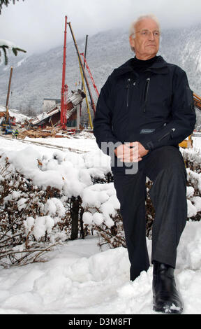 (Dpa) - Bayerns Ministerpräsident Edmund Stoiber besucht die eingestürzte Eisbahn in Bad Reichenhall, Deutschland, Dienstag, 3. Januar 2006. Das Dach der Eisbahn eingestürzt unter starkem Schneefall am Montag, 2 Dezember. Die Anzahl der gefundenen Leichen angehoben, um neun am Dienstagmorgen. Foto: Armin Weigel Stockfoto