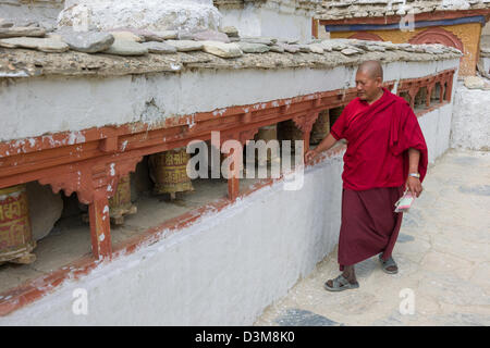 Ehrwürdigen Phunchok Namgyal, Mönch im Kloster Lamayuru zu Fuß die Gebetsmühle Schaltung, Gästehaus, (Ladakh) Jammu & Kaschmir, Indien Stockfoto