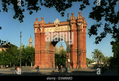 (Dpa-Dateien) - das Bild zeigt die maurischen inspiriert Arc de Triomf zu Beginn der Passeig de Lluís Companys in Barcelona, Spanien, 15. Juni 2002. Der Bogen wurde von dem Architekten Josep Vilaseca i. Casanovas als Portal für die Weltausstellung gebaut. Josep Reynés entwickelt, das Relief mit der Begrüßung der Gäste nach Barcelona. Auf der Seite sind Allegorien der Kunst, Handel, Landwirtschaft Stockfoto