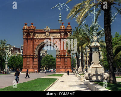 (Dpa-Dateien) - das Bild zeigt die maurischen inspiriert Arc de Triomf zu Beginn der Passeig de Lluís Companys in Barcelona, Spanien, 15. Juni 2002. Der Bogen wurde von dem Architekten Josep Vilaseca i. Casanovas als Portal für die Weltausstellung gebaut. Josep Reynés entwickelt, das Relief mit der Begrüßung der Gäste nach Barcelona (nicht sichtbar). Die Sichtseite wurde von Josep entworfen. Stockfoto