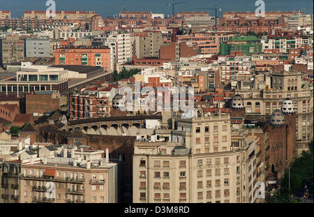 (Dpa-Dateien) - das Bild zeigt die einzige Jugendstil-Stierkampfarena der Welt, die "La Monumental" inmitten der Häuser im Viertel Eixampe in Barcelona, Spanien, 19. Juni 2002. Foto: Thorsten Lang Stockfoto