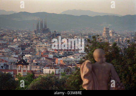 (Dpa-Dateien) - das Bild zeigt den Panoramablick aus dem Palau Nacional auf dem Ozean der Häuser und der Sagrada Familia von Antonio Gaudi in Barcelona, Spanien, 19. Juni 2002. Foto: Thorsten Lang Stockfoto