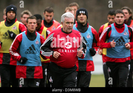 (Dpa) - das Bild zeigt deutsche Bundesliga Club 1.FC Kölns neuen Cheftrainer Hanspeter Latour (C) während seiner ersten Trainingseinheit mit der Mannschaft nach der Winterpause in Köln, Donnerstag, 5. Januar 2006. Foto: Rolf Vennenbernd Stockfoto