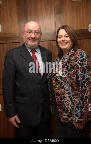 Caoimhghín Ó Caoláin TD Sinn Féin Monaghan Cavan, links, mit Michelle Gildernew, MP Fermanagh und South Tyrone Stockfoto