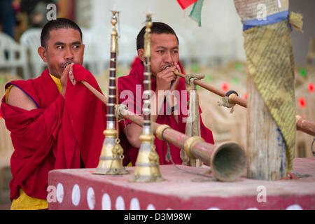 Mönche spielen Hörner des Tak Tkok Tse Chu-Festivals am Tak Thok Gompa, (Ladakh) Jammu & Kaschmir, Indien Stockfoto