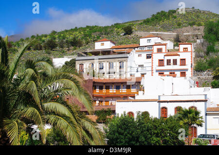 Weiß gestrichene Häuser mit Holzbalkonen, Tejada, Gran Canaria Stockfoto