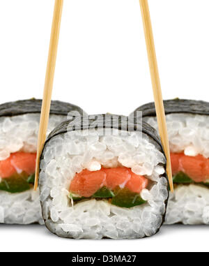 Sushi-Rolle mit Stäbchen isoliert auf weißem Hintergrund Stockfoto
