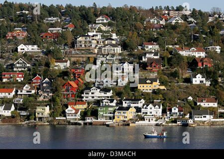 (Dpa) - das Bild zeigt verpackt Wohngebiet in einem schmalen Raum in den Fjord von Oslo, Norwegen, 24. Oktober 2006. Die Ansicht wird von der Reederei Color auf der Strecke von Oslo, Norwegen nach Kiel, Deutschland durch den Oslo-Fjord das Luxusschiff Fähre "Color Fantasy" entnommen. Foto: Ingo Wagner Stockfoto