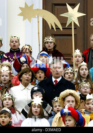 (Dpa) - das Bild zeigt, Bundespräsident Horst Köhler und seine Frau Eva singt Weihnachtslied und die "drei Könige" vor Schloss Bellevue in Berlin, Deutschland, Freitag, 6. Januar 2006. Foto: Wolfgang Kumm Stockfoto