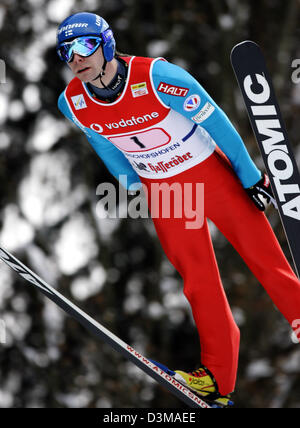 (Dpa) - ist der finnische Skispringer Janne Ahonen Luft nach Sprung von Paul Ausserleitner-Schanze in der Qualifikation an der 54. vier Hügel-Turnier in Bischofshofen, Österreich, Freitag, 6. Januar 2006. Foto: Matthias Schrader Stockfoto