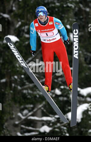 (Dpa) - ist der finnische Skispringer Janne Ahonen Luft nach Sprung von Paul Ausserleitner-Schanze in der Qualifikation an der 54. vier Hügel-Turnier in Bischofshofen, Österreich, Freitag, 6. Januar 2006. Foto: Matthias Schrader Stockfoto