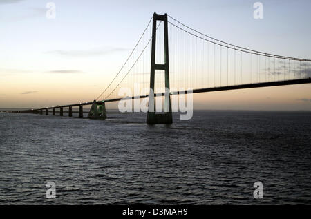 (Dpa) - das Bild zeigt die Storebelt-Brücke, Dänemark, 23. Oktober 2005. Die Storebelt-Brücke wurde für den Verkehr am 14. Juni 1998 eröffnet und bietet eine neue Auto- und Eisenbahn-Verbindung zwischen den dänischen Inseln Fünen und Seeland. Die Pylone sind die höchste Erhebung Dänemarks und die Brücke spannt sich über den großen Belt als ein weithin sichtbares Wahrzeichen. Foto: Ingo Wagner Stockfoto