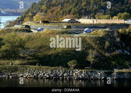 (Dpa) - das Bild zeigt eine Festung mit Kanonen in den Fjord von Oslo, Norwegen, 24. Oktober 2006. Die Ansicht wird von der Reederei Color auf der Strecke von Oslo, Norwegen nach Kiel, Deutschland durch den Oslo-Fjord das Luxusschiff Fähre "Color Fantasy" entnommen. Foto: Ingo Wagner Stockfoto