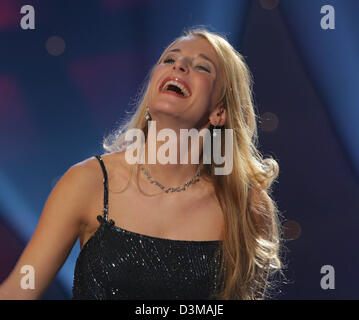 (Dpa) - deutsche Volksmusik Sängerin Stefanie Hertel singt während der Generalprobe für den deutschen Fernsehsender ARD Sendung "Krone der Volksmusik" (Krone der Volksmusik) in Chemnitz, Deutschland, 7. Januar 2006. Für den neunten Mal Host Gunther Emmerlich werden Kronen, die die Volksmusik-Stars beim Award, dass zeigen ausgestrahlten live Samstagabend in der ARD. Foto: Wolfgang Thieme Stockfoto