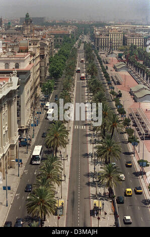 (Dpa-Dateien) - Blick von der 60 Meter hohe Columbus Denkmal Holzkreuz auf der Welt Ausstellung 1888 an der Place de Portal De La Pau an der Passeig de Colom Plam gesäumten Uferpromenade an der Moll De La Fusta in Barcelona, Spanien, 24. Juni 2002. Vier sehr schlanke Menschen können die Glas-Schüssel an den Füßen des Explorers nur mit dem Aufzug erreichen. Man hat einen schönen Blick auf den Hafen und die Stadt f Stockfoto