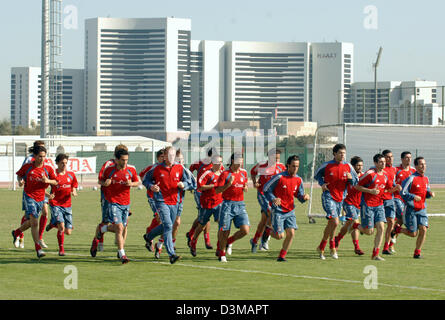 (Dpa) - Aufwärmen der Spieler des deutschen Bundesligisten FC Bayern München auf dem Gelände des Fußballvereins Al Wasl in Dubai, Vereinigte Arabische Emirate, Dienstag, 10. Januar 2006. Im Hintergrund ist eine modernes Hotel-Front. Das Team bleibt einem zehntägigen Trainingslager in Dubai. Foto: Bernd Weissbrod Stockfoto